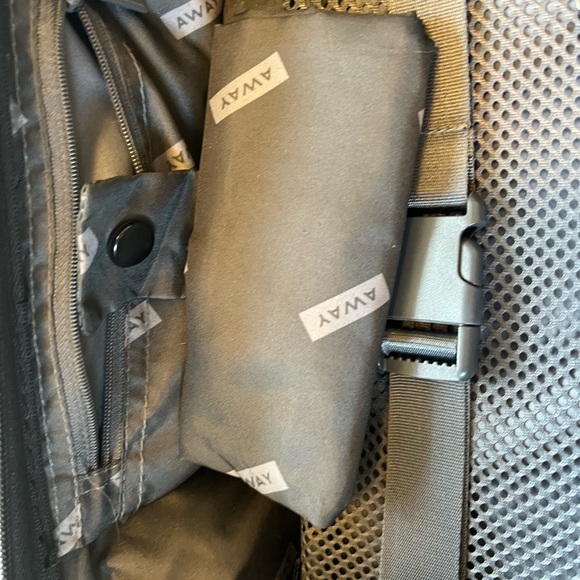 Away Larger Carry On 2018 Northern Lights Collection Iridescent Green Aurora - Picture 5 of 9